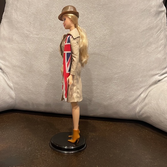 Barbie Collector Dolls Of The World: United Kingdom Barbie - Picture 4 of 5
